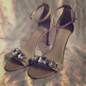 Aldo leather nude pumps size 8 w/big stones